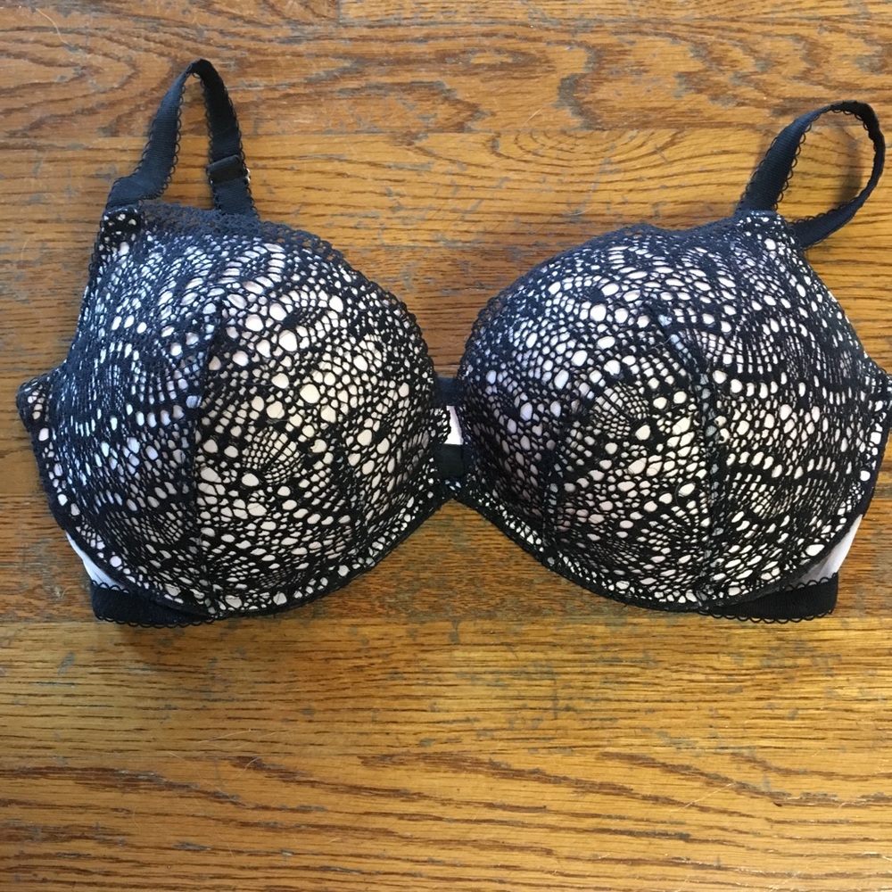 EUC Victoria’s Secret Push Up Bra 36DD